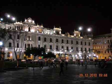 La Plaza San Martín de Lima , en la noche